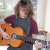 12 Noah spielt Gitarre